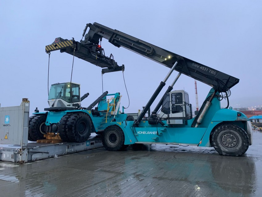 A new Konecranes reach stacker arrives at “the end of the world”