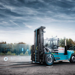 Lift truck with agumented connection data overlay