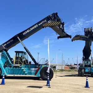 Ultraport reach stackers
